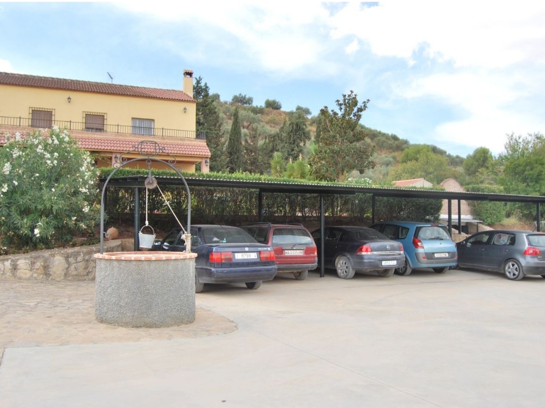Magnífica villa con piscina y amplia parcela a solo 2 km de Antequera