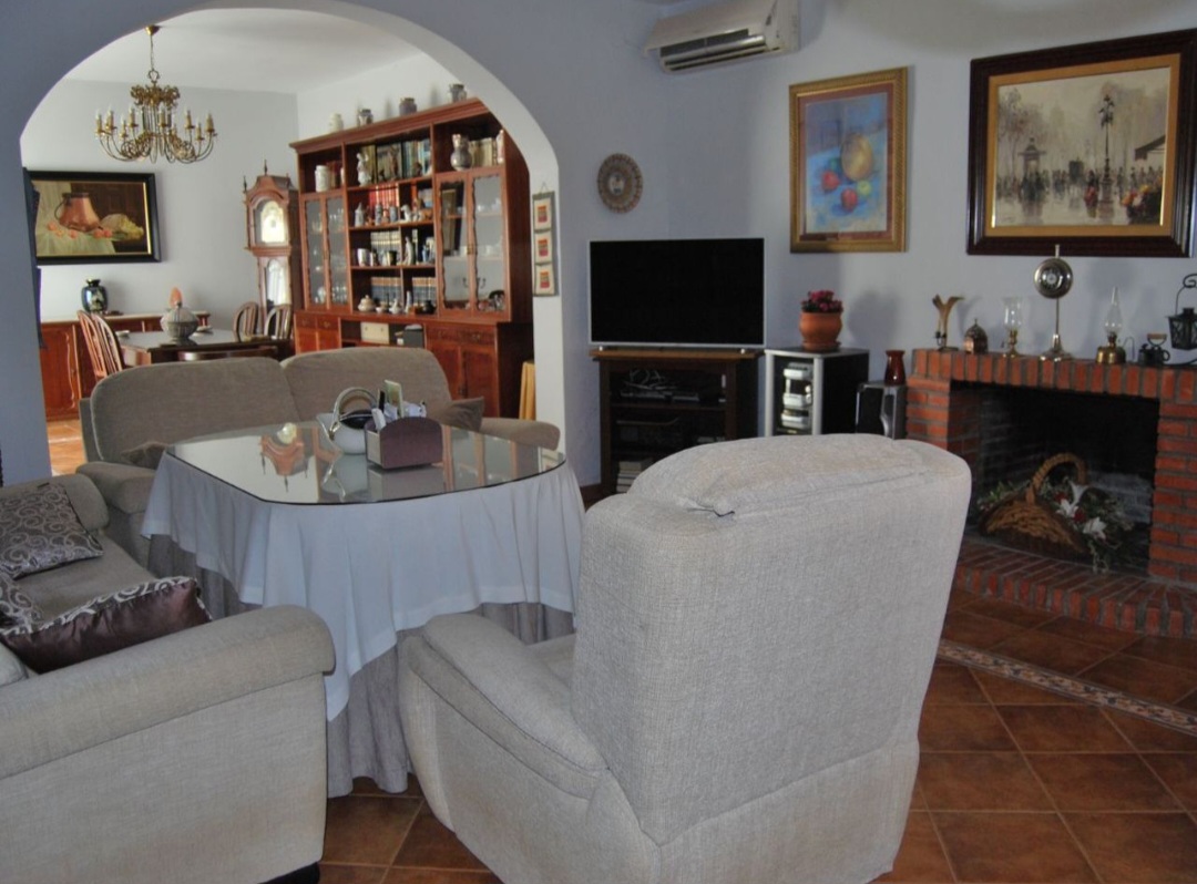 Magnífica villa con piscina y amplia parcela a solo 2 km de Antequera