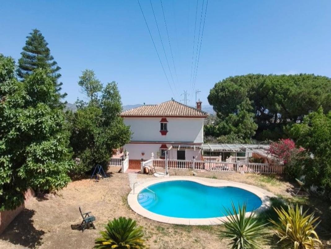 Villa independiente con piscina y gran parcela de 1.882 m² en Alhaurín de la Torre