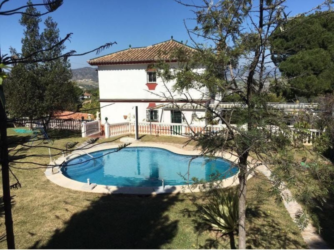 Villa independiente con piscina y gran parcela de 1.882 m² en Alhaurín de la Torre