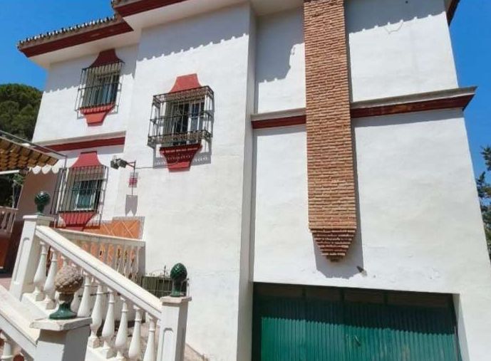 Villa independiente con piscina y gran parcela de 1.882 m² en Alhaurín de la Torre
