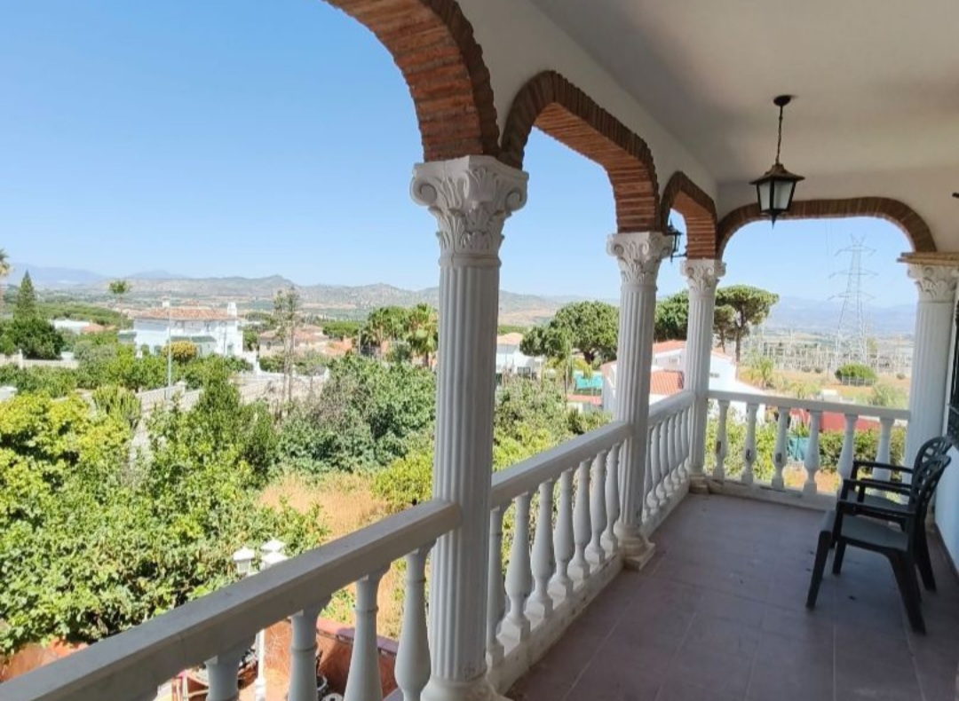 Villa independiente con piscina y gran parcela de 1.882 m² en Alhaurín de la Torre