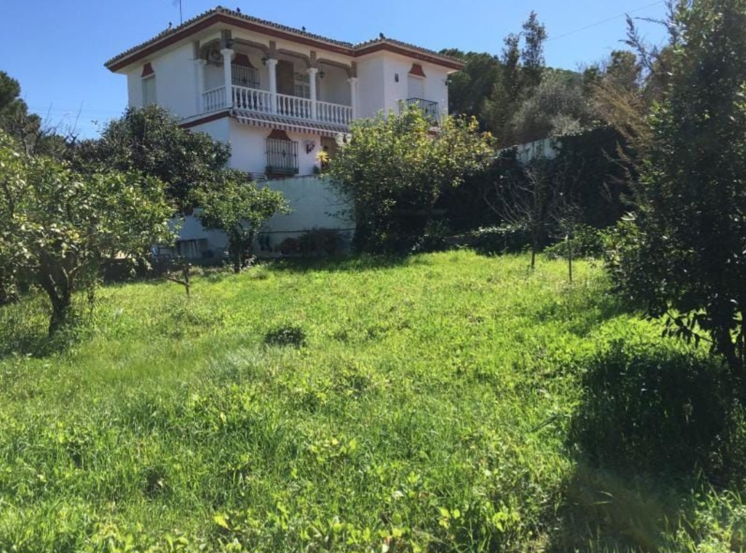 Villa independiente con piscina y gran parcela de 1.882 m² en Alhaurín de la Torre