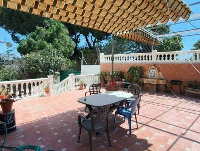 Villa independiente con piscina y gran parcela de 1.882 m² en Alhaurín de la Torre