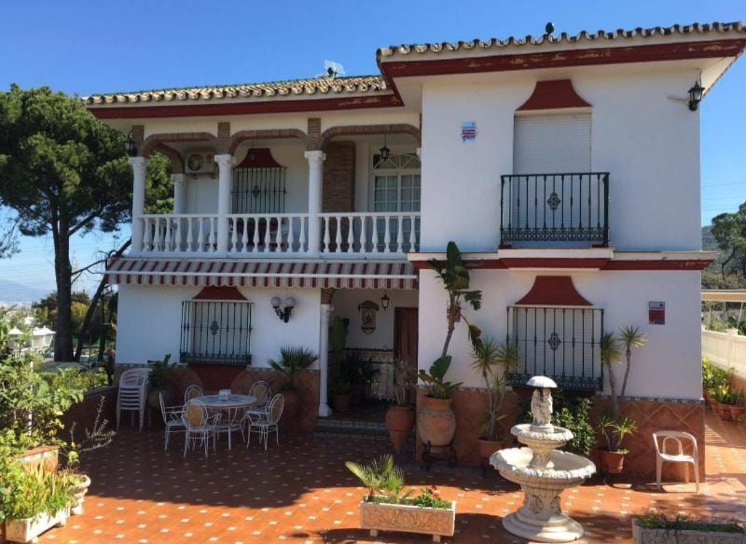 Villa independiente con piscina y gran parcela de 1.882 m² en Alhaurín de la Torre