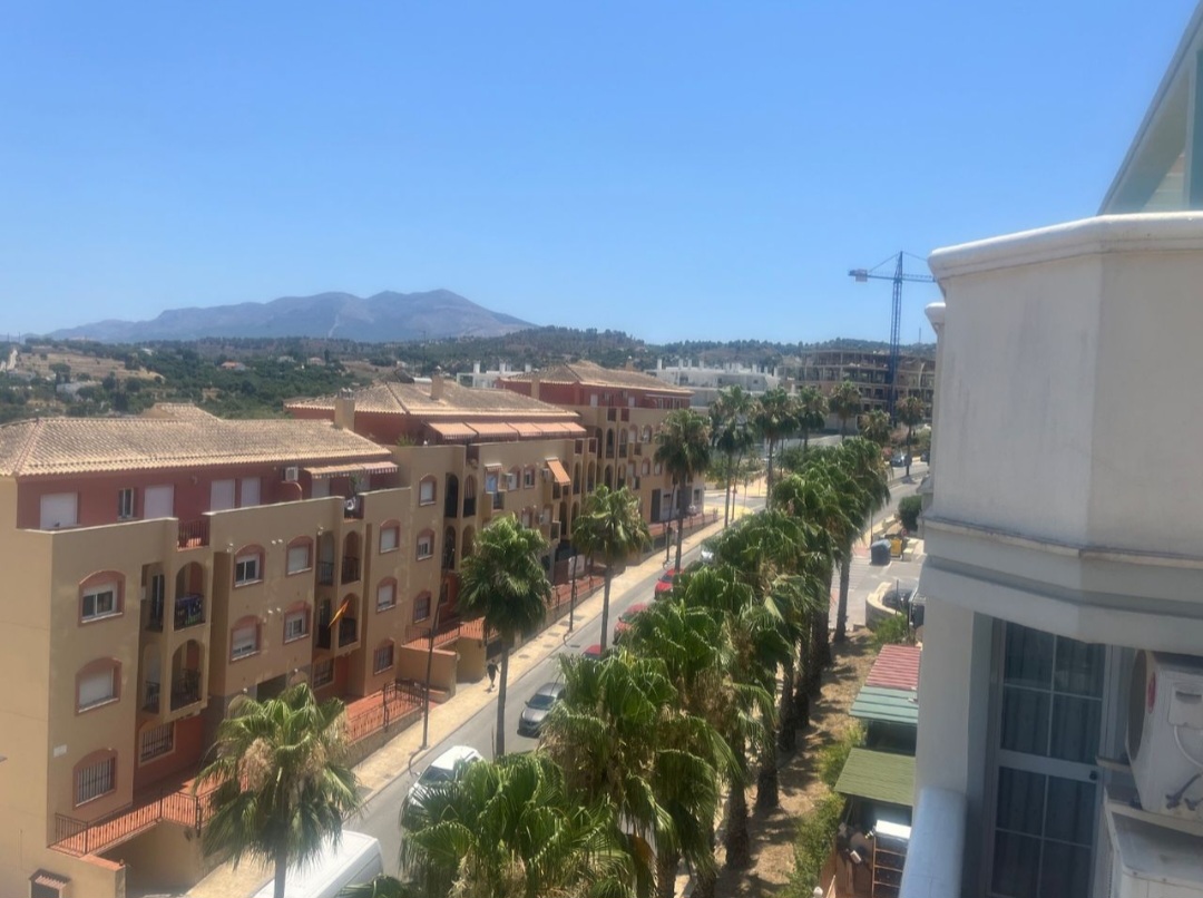 Ático en venta en Coín con amplias terrazas y plaza de garaje