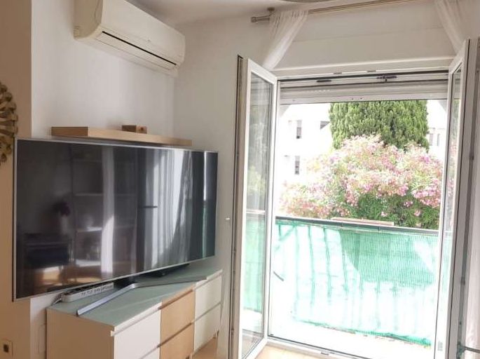 APARTAMENTO REFORMADO DE 2 HABITACIONES A 1 DORMITORIO CON GRAN VESTIDOR