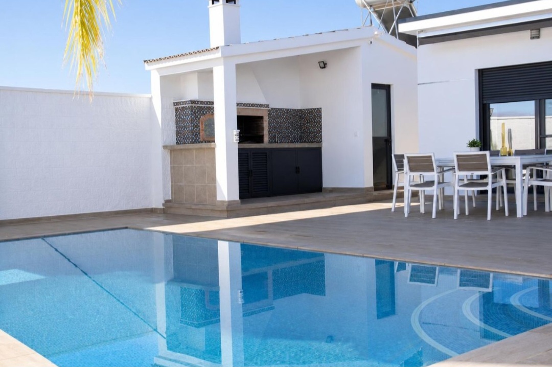 Espectacular vivienda unifamiliar prácticamente nueva en Pizarra, a tan solo 20 minutos del centro de Málaga.