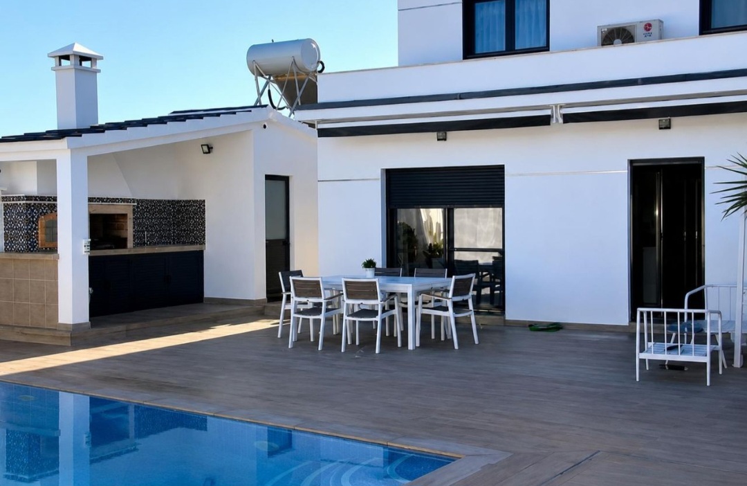 Espectacular vivienda unifamiliar prácticamente nueva en Pizarra, a tan solo 20 minutos del centro de Málaga.