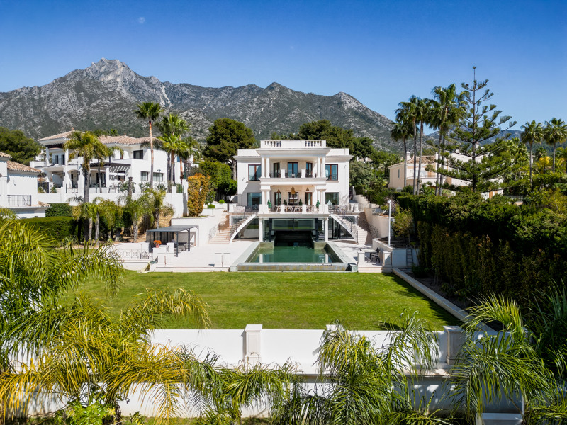 Una obra maestra contemporánea con vistas panorámicas al Mediterráneo en Sierra Blanca