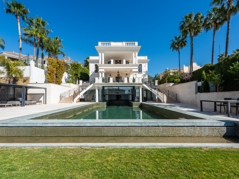 Una obra maestra contemporánea con vistas panorámicas al Mediterráneo en Sierra Blanca
