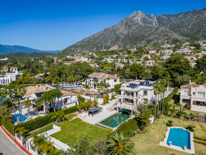 Una obra maestra contemporánea con vistas panorámicas al Mediterráneo en Sierra Blanca