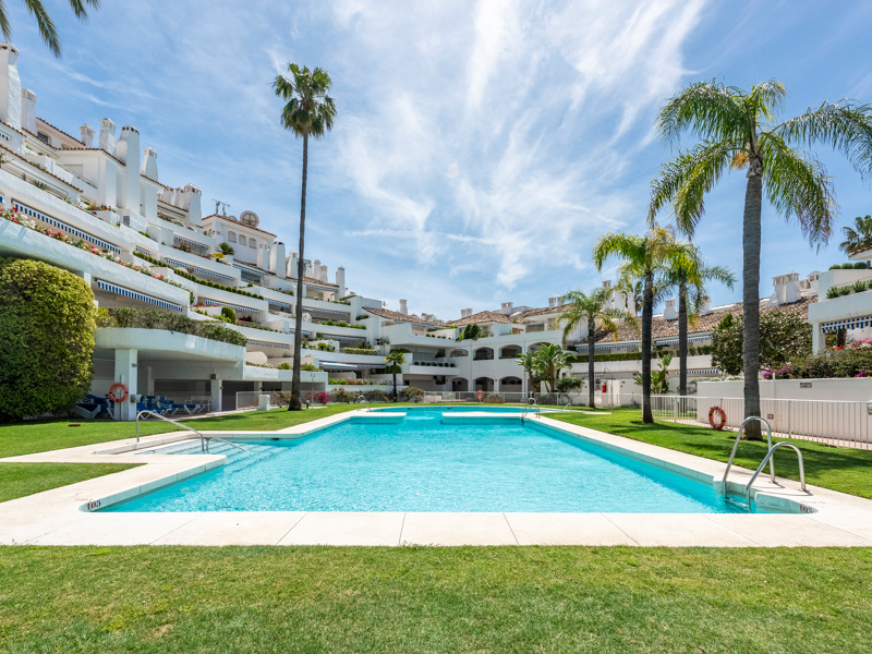 Dúplex de lujo reformado con vistas al mar en Marbella