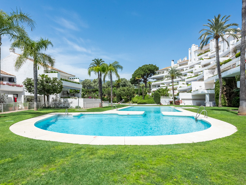 Dúplex de lujo reformado con vistas al mar en Marbella
