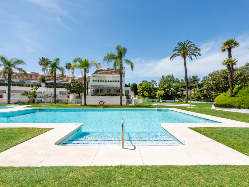 Dúplex de lujo reformado con vistas al mar en Marbella