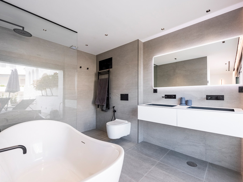 Dúplex de lujo reformado con vistas al mar en Marbella