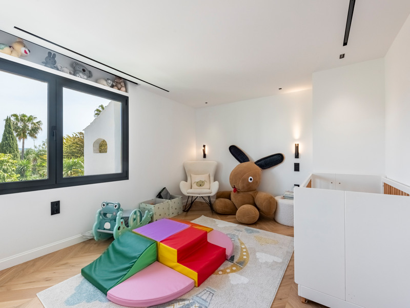 Dúplex de lujo reformado con vistas al mar en Marbella