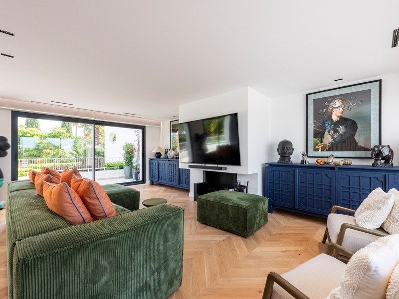 Dúplex de lujo reformado con vistas al mar en Marbella