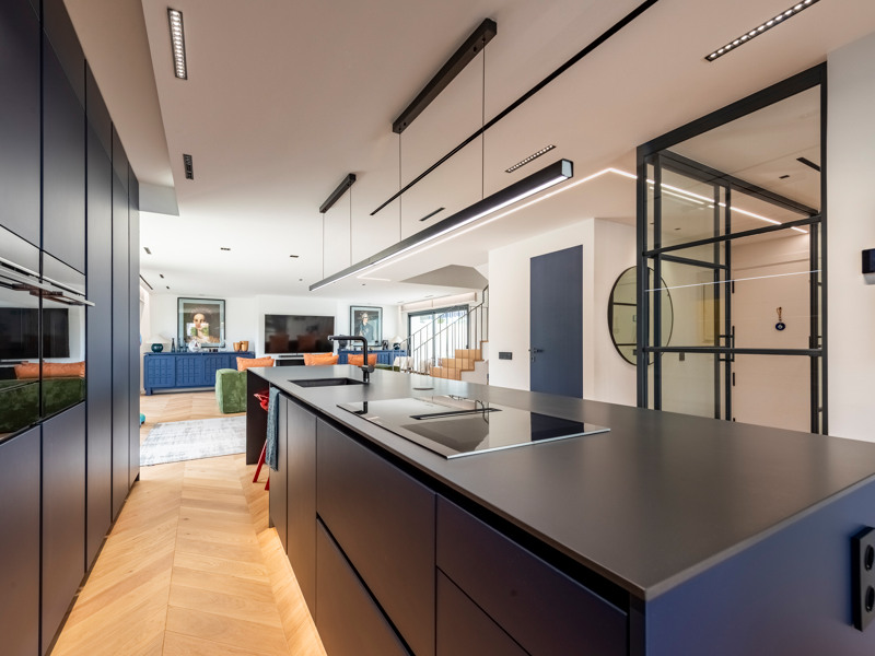 Dúplex de lujo reformado con vistas al mar en Marbella