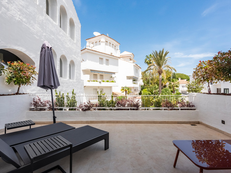 Dúplex de lujo reformado con vistas al mar en Marbella