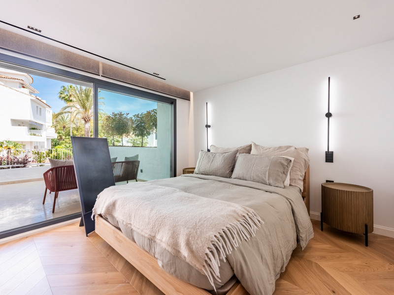 Dúplex de lujo reformado con vistas al mar en Marbella