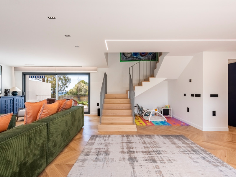 Dúplex de lujo reformado con vistas al mar en Marbella