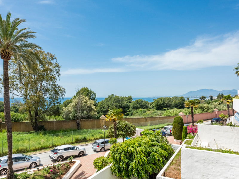 Dúplex de lujo reformado con vistas al mar en Marbella