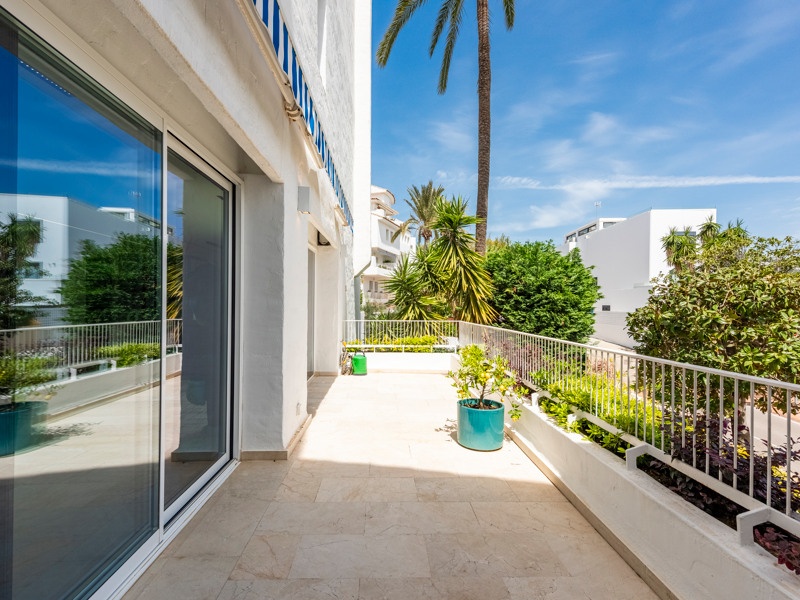 Dúplex de lujo reformado con vistas al mar en Marbella