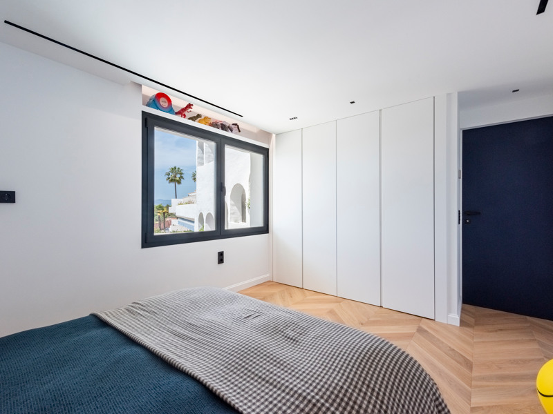 Dúplex de lujo reformado con vistas al mar en Marbella