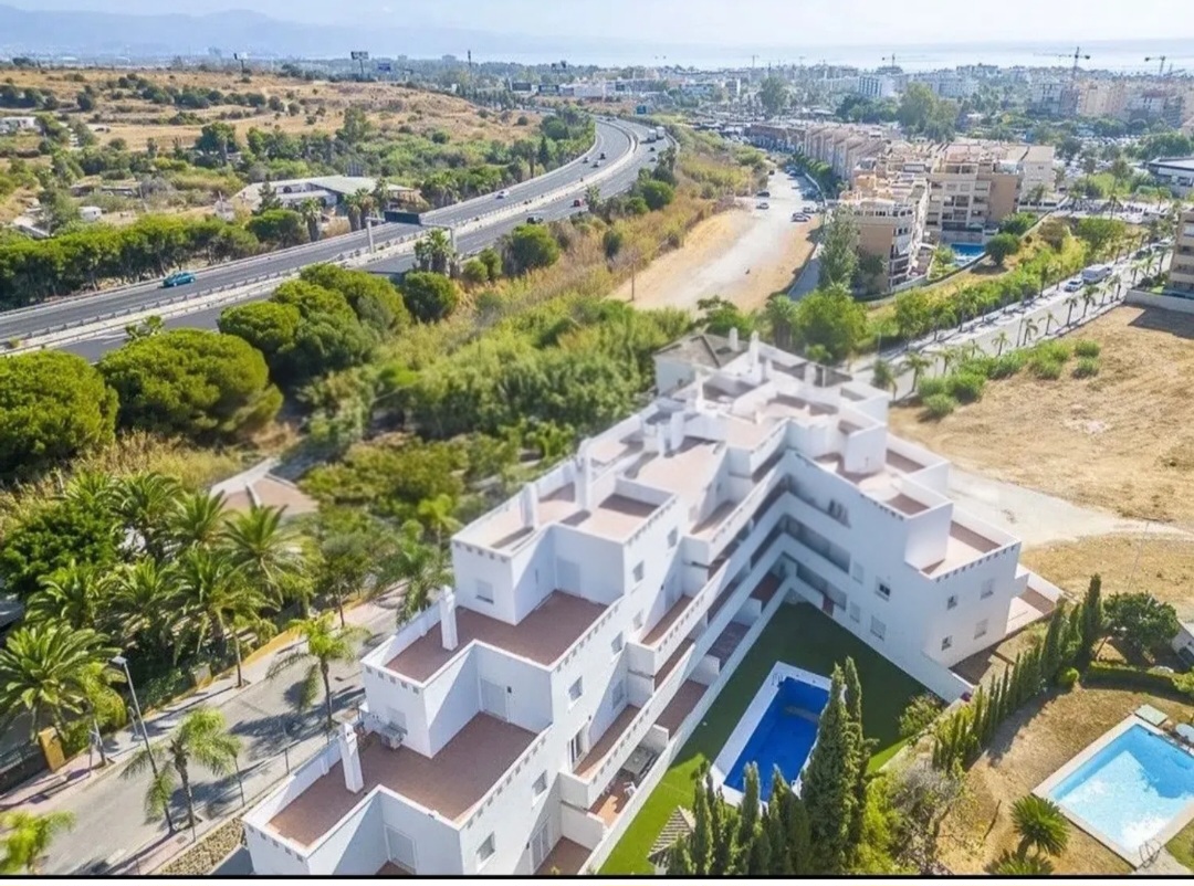 Magnífico piso reformado con gran terraza, 2 plazas de garaje y trastero en La Colina (Torremolinos)