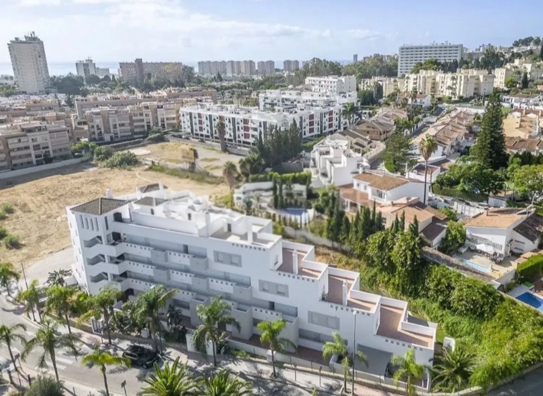 Magnífico piso reformado con gran terraza, 2 plazas de garaje y trastero en La Colina (Torremolinos)
