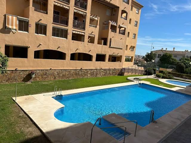 Espectacular piso de 2 dormitorios con garaje, piscina y pista de pádel en Los Pacos (Fuengirola)