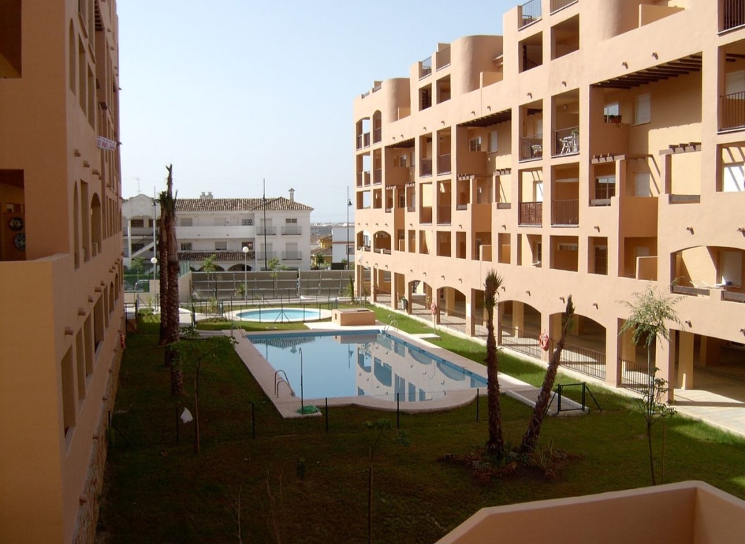 Espectacular piso de 2 dormitorios con garaje, piscina y pista de pádel en Los Pacos (Fuengirola)
