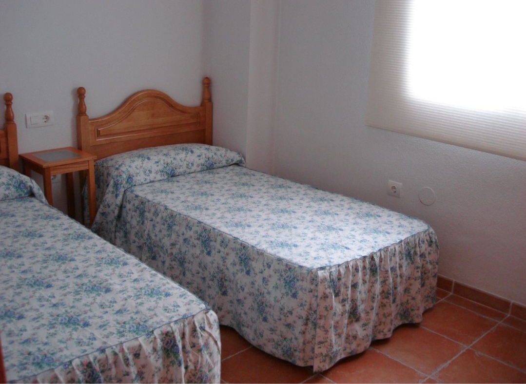 Espectacular piso de 2 dormitorios con garaje, piscina y pista de pádel en Los Pacos (Fuengirola)