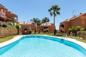 Apartamento reformado con dos terrazas y vistas al mar en Elviria