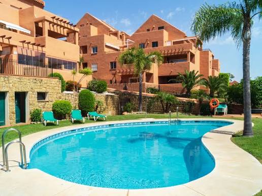 Apartamento reformado con dos terrazas y vistas al mar en Elviria