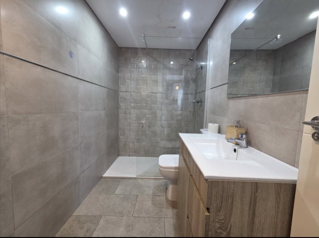 Apartamento reformado con dos terrazas y licencia vacacional en Torremolinos