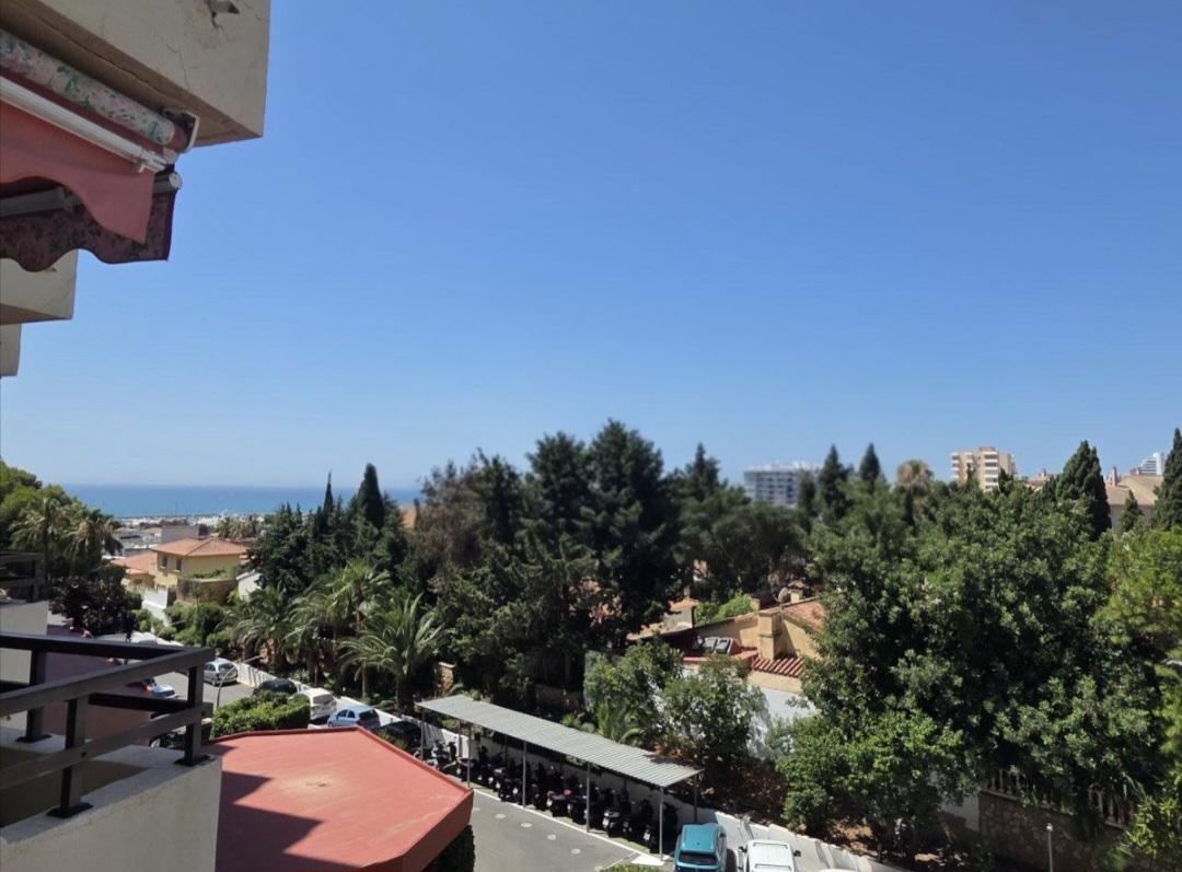 Apartamento reformado con dos terrazas y licencia vacacional en Torremolinos
