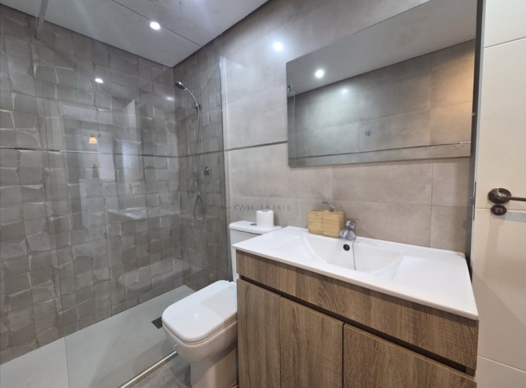 Apartamento reformado con dos terrazas y licencia vacacional en Torremolinos