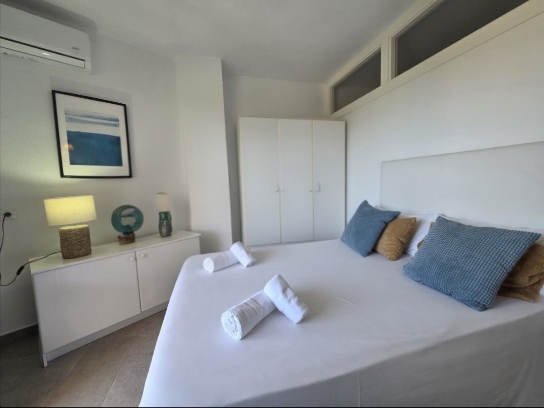 Apartamento reformado con dos terrazas y licencia vacacional en Torremolinos