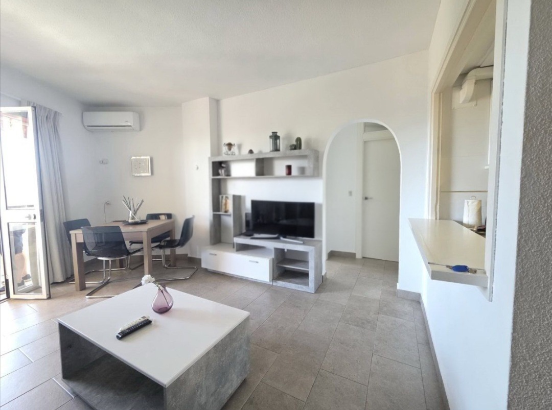Apartamento reformado con dos terrazas y licencia vacacional en Torremolinos