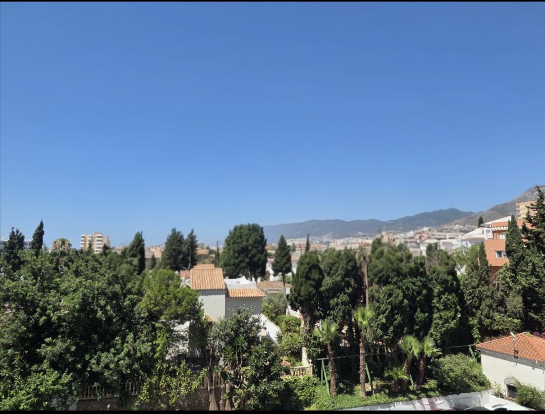 Apartamento reformado con dos terrazas y licencia vacacional en Torremolinos