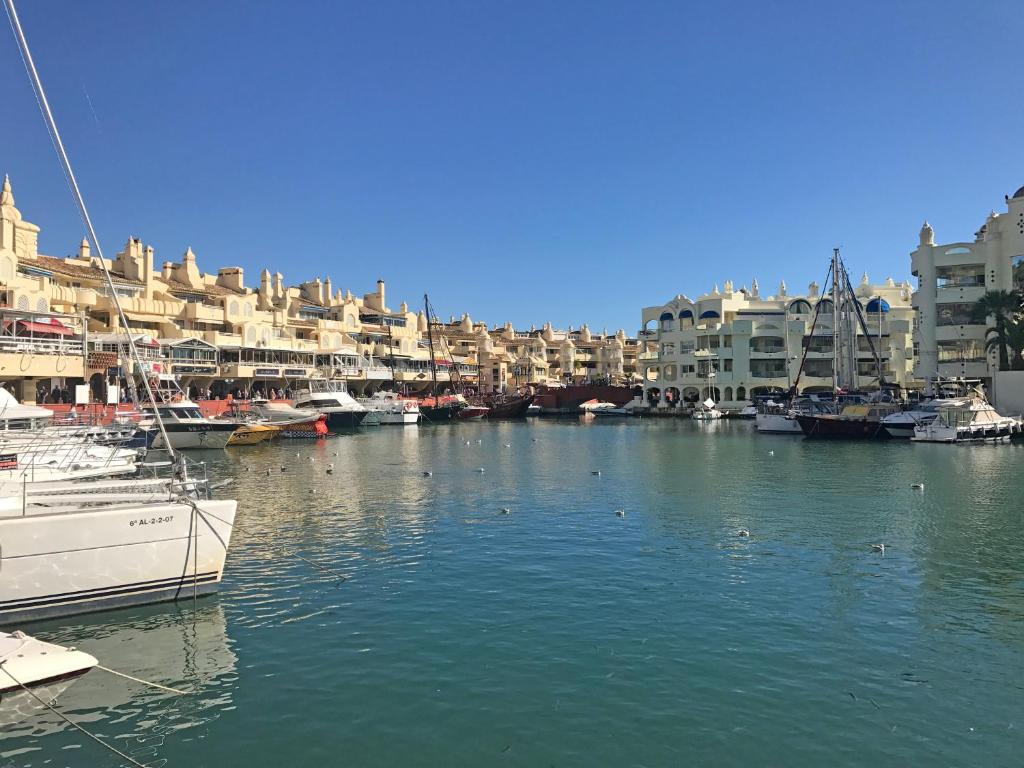 Apartamento reformado con dos terrazas y licencia vacacional en Torremolinos