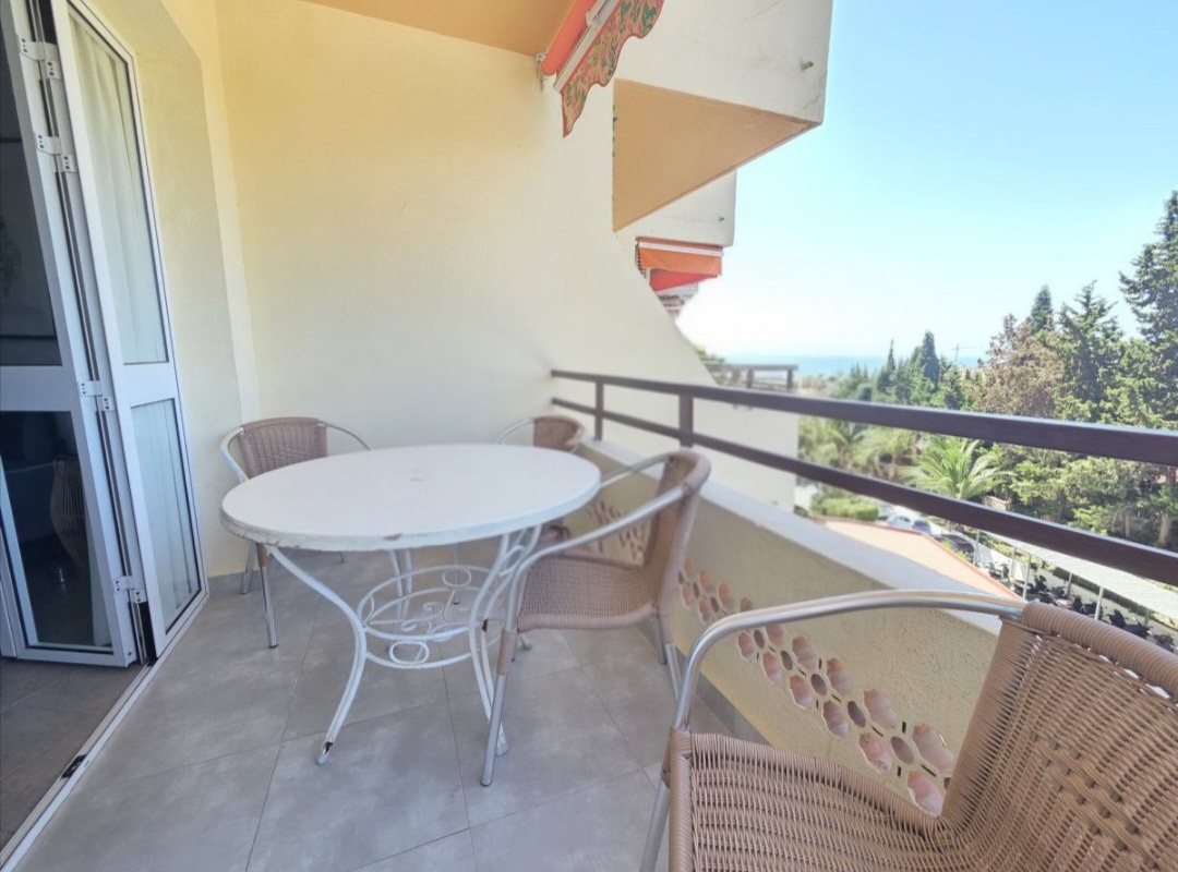 Apartamento reformado con dos terrazas y licencia vacacional en Torremolinos