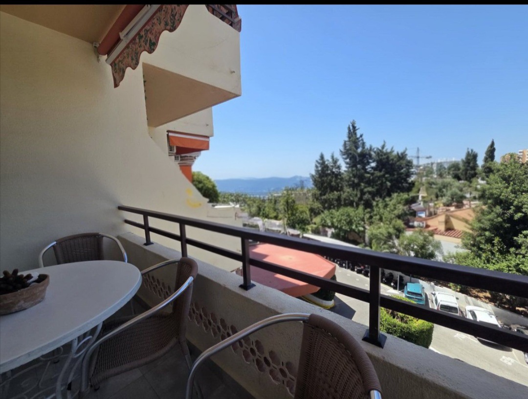 Apartamento reformado con dos terrazas y licencia vacacional en Torremolinos