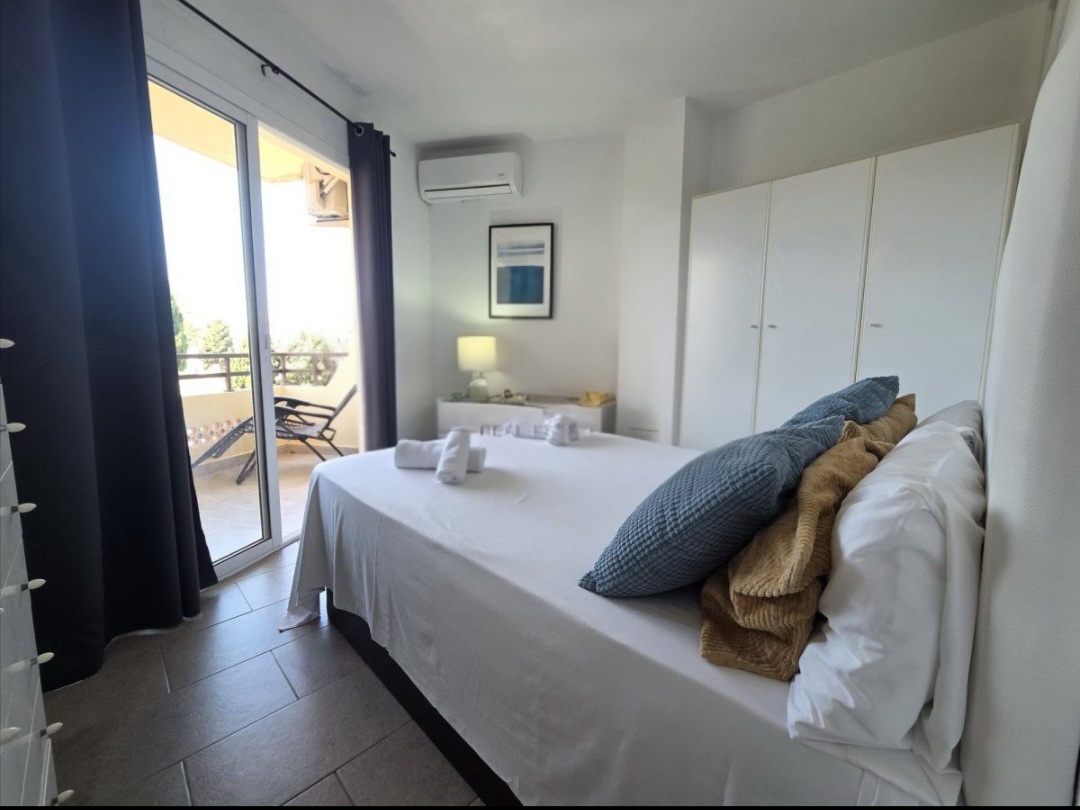 Apartamento reformado con dos terrazas y licencia vacacional en Torremolinos