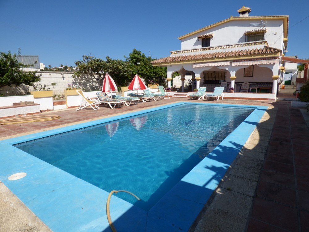 Villa en venta en Las Lagunas, Mijas + 6 naves colindantes