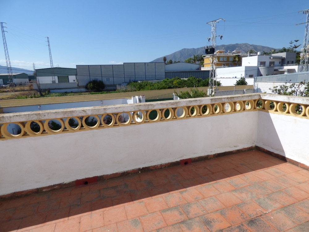 Villa en venta en Las Lagunas, Mijas + 6 naves colindantes