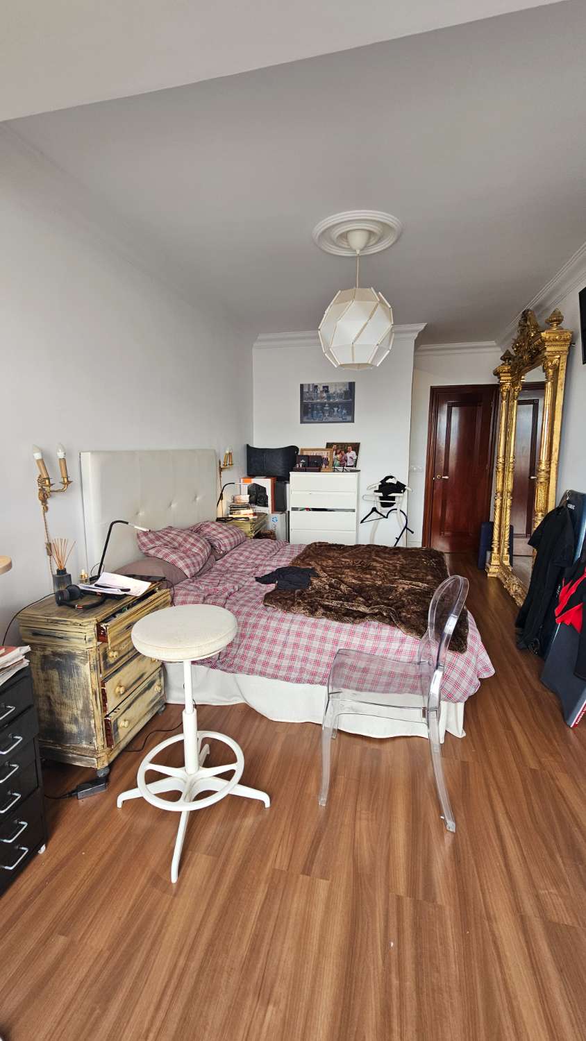 Bonito y excelente piso situado en la icónica Plaza de La Nogalera, en pleno centro de Torremolinos.