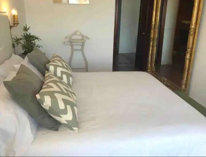 Bonito y excelente piso situado en la icónica Plaza de La Nogalera, en pleno centro de Torremolinos.